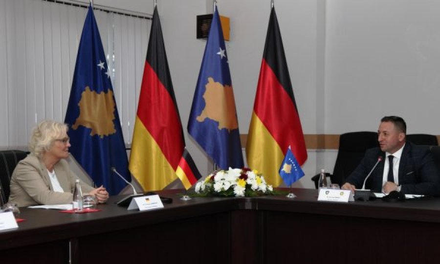 Mehaj pret në takim ministren gjermane të Mbrojtjes