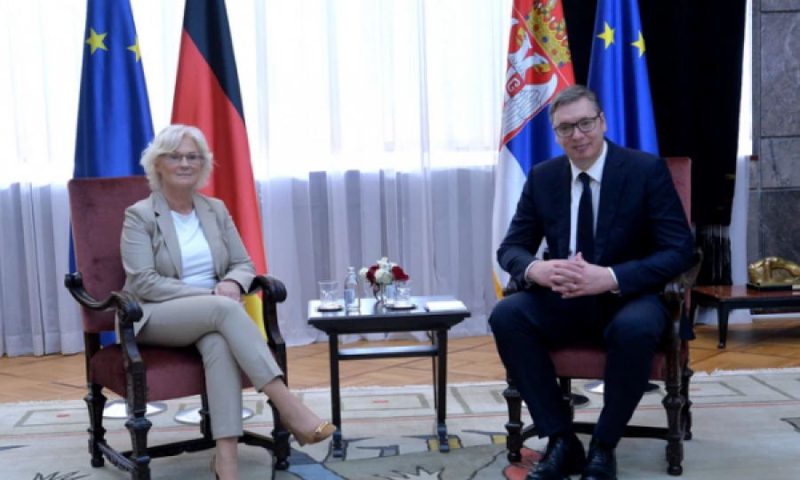 Ministrja gjermane ia lë një porosi Vuçiqit para se të vijë në Kosovë