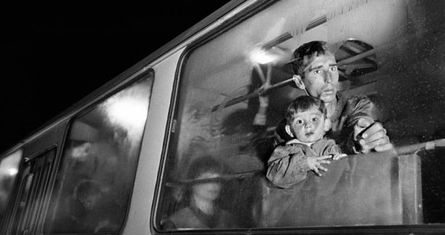 Momente kur babë e bir detyrohen të largohen nga lufta në Kosovë 
