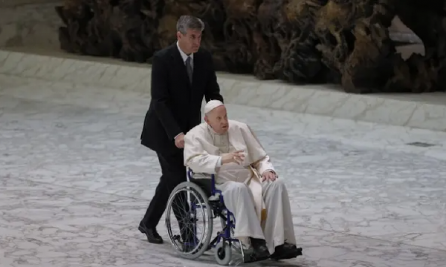 Papa Françesku shihet për herë të parë me karrocë në publik