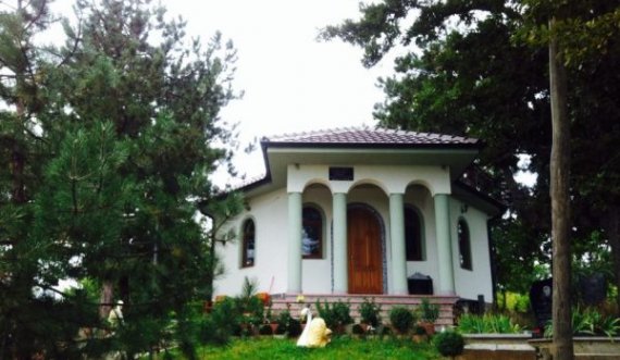 Shpërndanë materiale me citate kuranore në një manifestim në tyrben ‘Pulë’ në Gjakovë, arrestohen dy persona