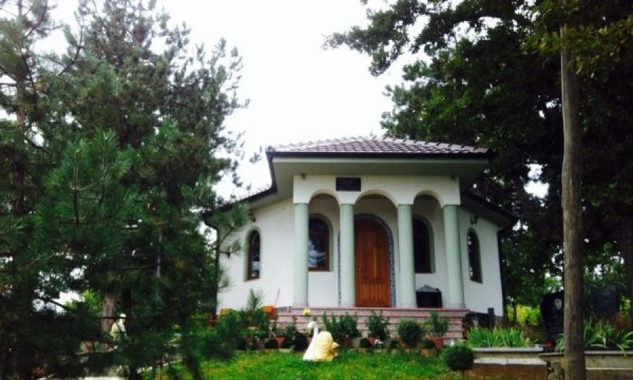 Shpërndanë materiale me citate kuranore në një manifestim në tyrben ‘Pulë’ në Gjakovë, arrestohen dy persona