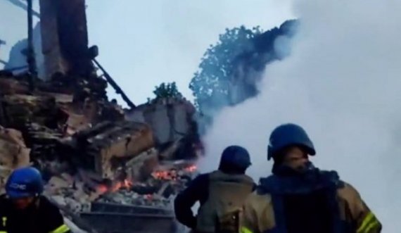 Shkolla së bombarduar ku dyshohet se vdiqën 60 persona