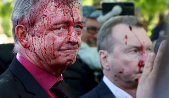 Ambasadori rus në Poloni sulmohet nga turma me ngjyrë të kuqe, dalin pamjet