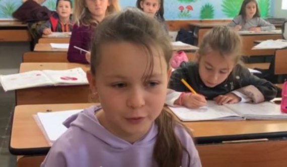 Ikën nga lufta, vajzat ukrainase mësojnë shqip 