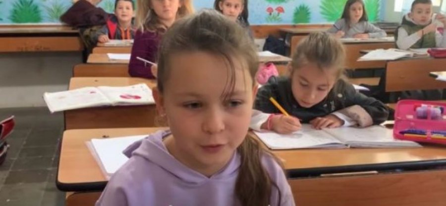 Ikën nga lufta, vajzat ukrainase mësojnë shqip