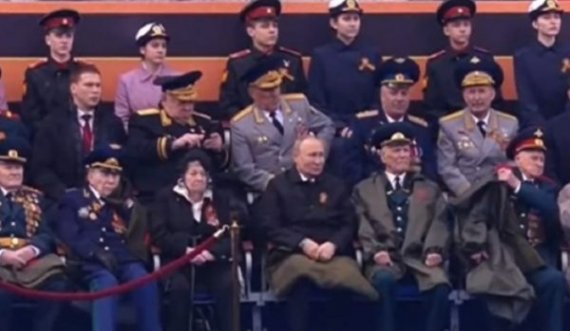 Ekspertja e gjuhës së trupit: Putini veproi si një grua e moshuar në “Ditën e Fitores”