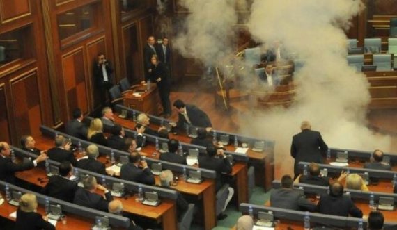 Profesoresha e UP-së: Politikanët i kanë kontribuar më së shumti degradimit të gjuhës