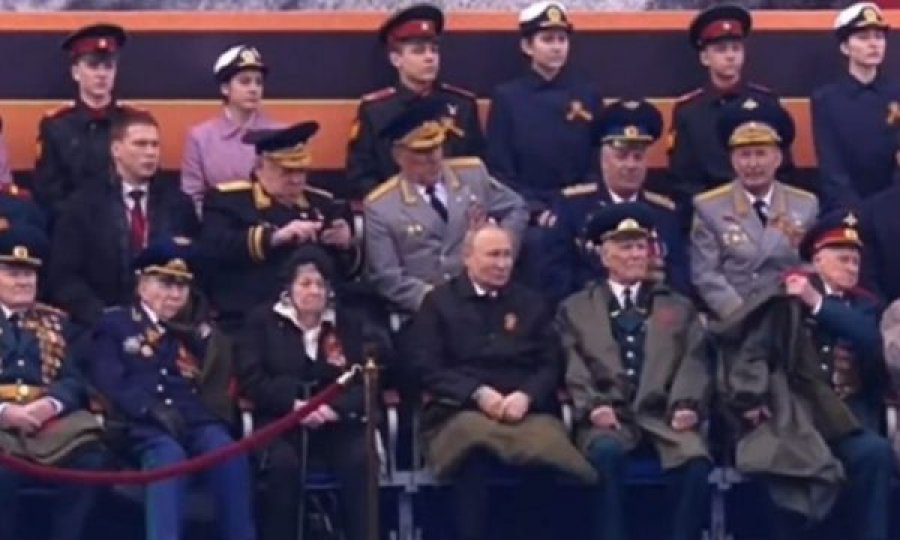 Ekspertja e gjuhës së trupit: Putini veproi si një grua e moshuar në “Ditën e Fitores”