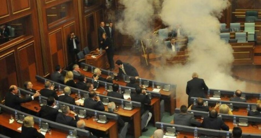 Profesoresha e UP-së: Politikanët i kanë kontribuar më së shumti degradimit të gjuhës