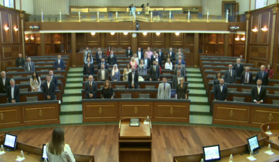 Deputetët mbajnë një minutë heshtje në nderim të Xhevdet Pecit