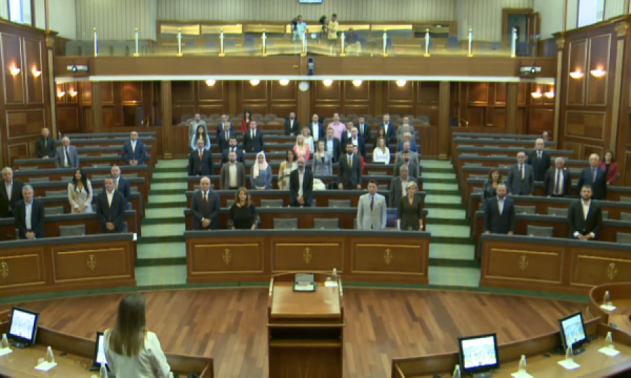 Deputetët mbajnë një minutë heshtje në nderim të Xhevdet Pecit