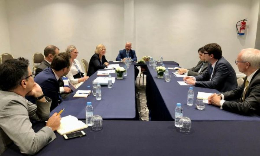 Kosova nënshkruan marrëveshje mbi 6 milionë euroshe me BERZH’in për Energji Efiçiente për Prizrenin