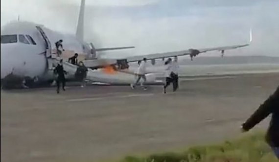 Avioni rrëshqet në pistë dhe merr flakë