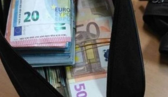 Gjen çantën me 14 mijë euro, e dorëzon në polici
