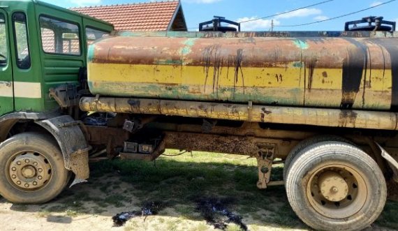 Kamioni cisternë pa targa me naftë të papërpunuar kapet në Zubin Potok