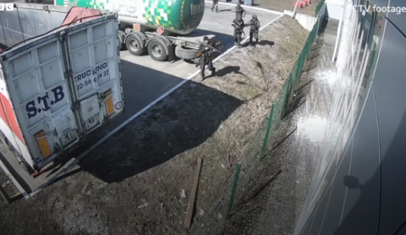 Ushtarët rusë gjuajnë në civilë të paarmatosur