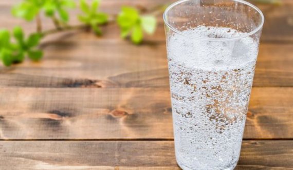Çfarë rrezikojmë nëse pimë ujë të ftohtë menjëherë pas ngrënies