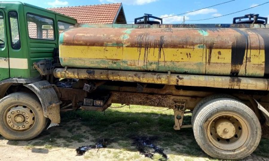 Kamioni cisternë pa targa me naftë të papërpunuar kapet në Zubin Potok