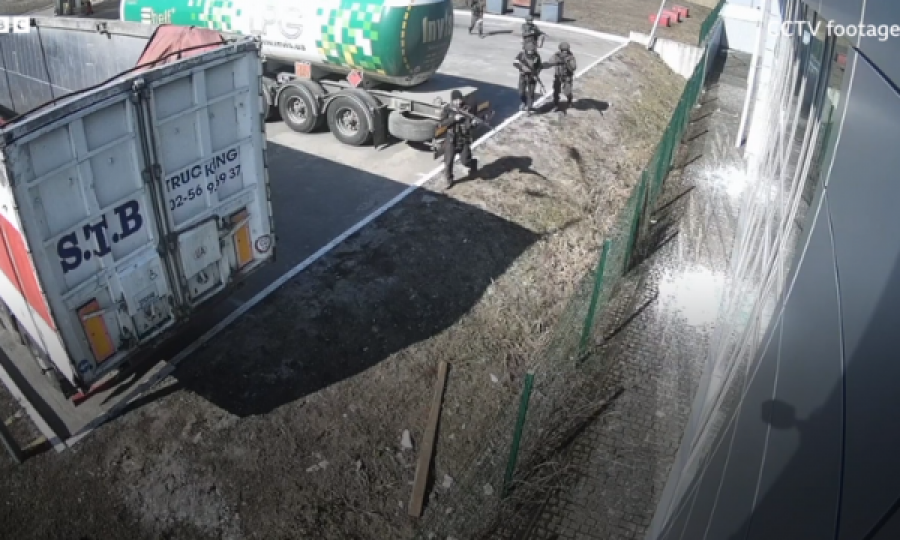 Ushtarët rusë gjuajnë në civilë të paarmatosur