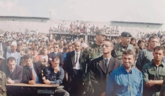 Lladrovci publikon një fotografi të vitit 1999 