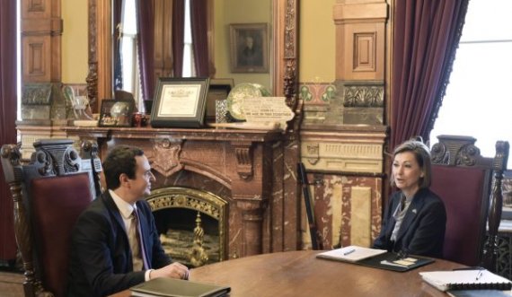 Kurti pritet nga Guvernatorja e Iowas