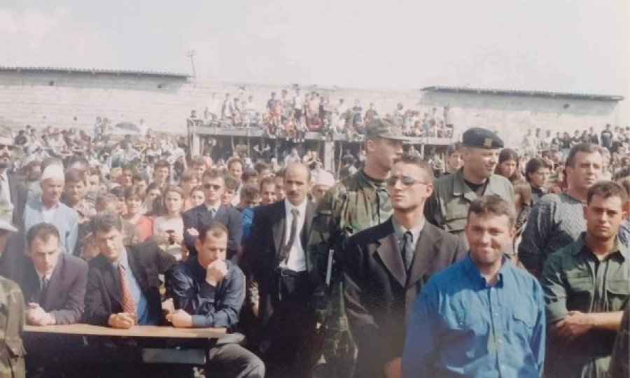 Lladrovci publikon një fotografi të vitit 1999 