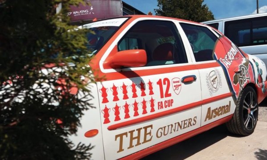 Tifoz i zjarrtë, gjakovari e mbulon veturën me simbolet e ngjyrat e Arsenalit