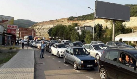 Pas Shqipërisë, kosovarët ia mësyjnë edhe Maqedonisë, kolona të gjata në kufi