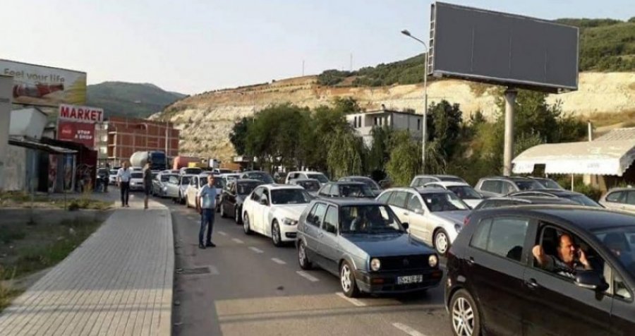 Pas Shqipërisë, kosovarët ia mësyjnë edhe Maqedonisë, kolona të gjata në kufi