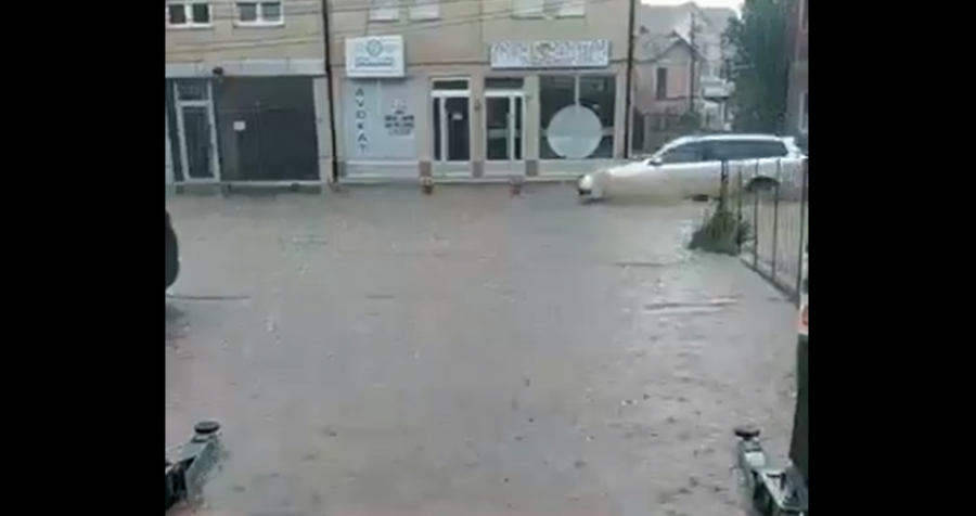 Shi i madh në këtë qytet të Kosovës, vërshohen rrugët