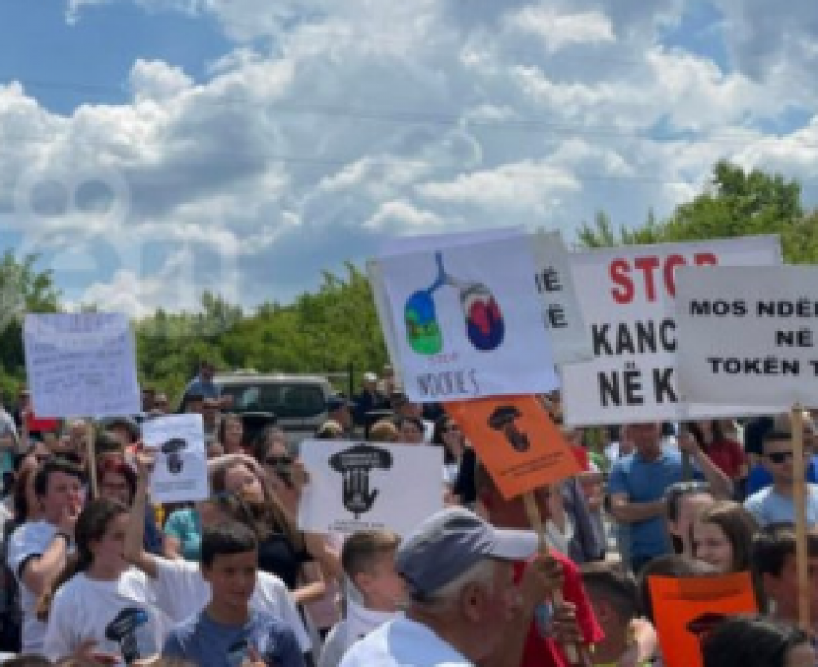 Qytetarët në Klinë protestojnë kundër ndërtimit të fabrikës së çimentos, i bashkëngjiten edhe deputetë të VV-së e PDK-së