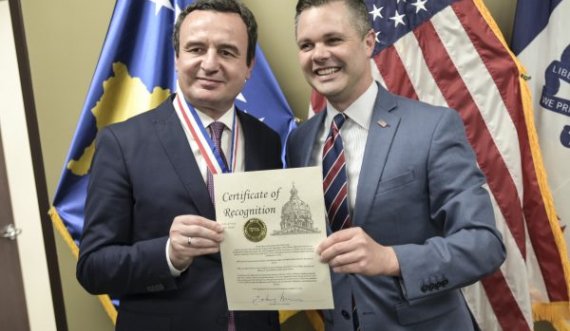 Kryeministri Kurti dekorohet nga Senati i Iowa-s me medalje