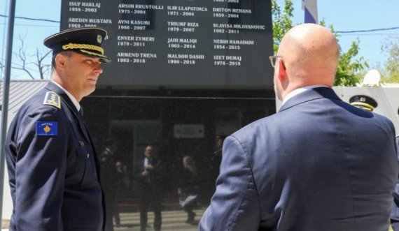 Ambasadori amerikan nderon policët që vdiqën në krye të detyrës