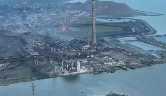 Rusia sulmon me bomba fosfori bastionin e fundit ukrainas në Mariupol