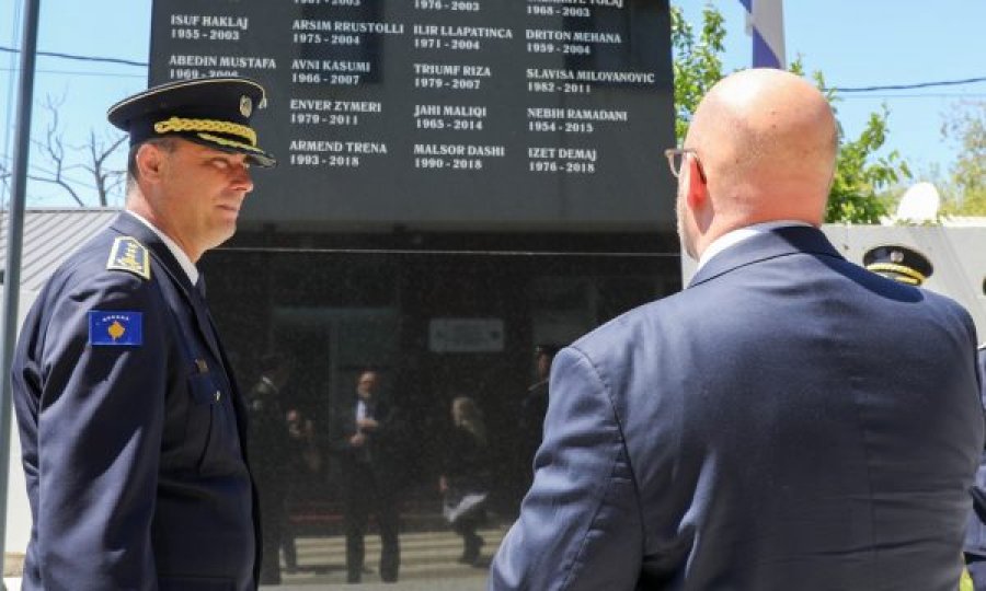 Ambasadori amerikan nderon policët që vdiqën në krye të detyrës