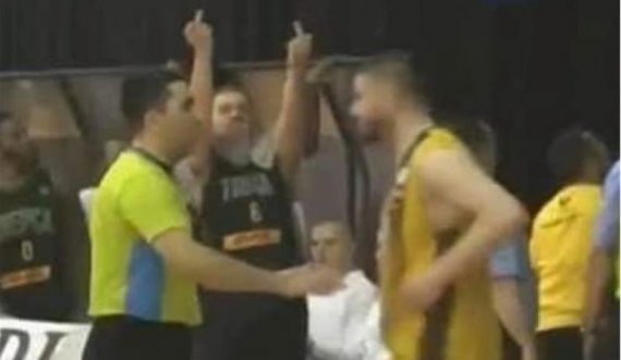 Basketbollisti i Trepçës i provokoi tifozët pejanë me ngritje të gishtit të mesëm