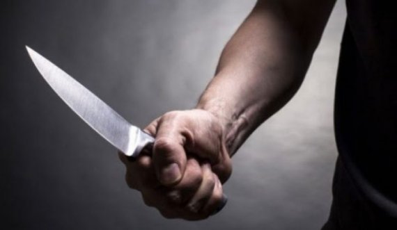 Sulmohet grupi prej 5 personash në Gjilan, theret me thikë një person