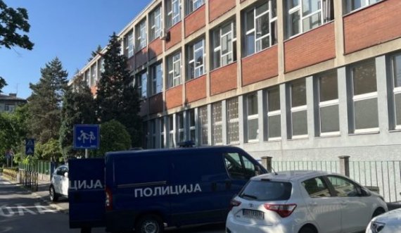 Çfarë po ndodh në Beograd, raportime për bomba në 97 shkolla