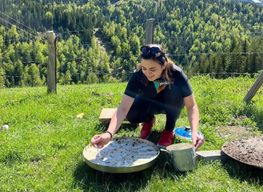 Albina tregohet e zonjë edhe në gatim, kaq mirë i qet ‘renat’ e flisë