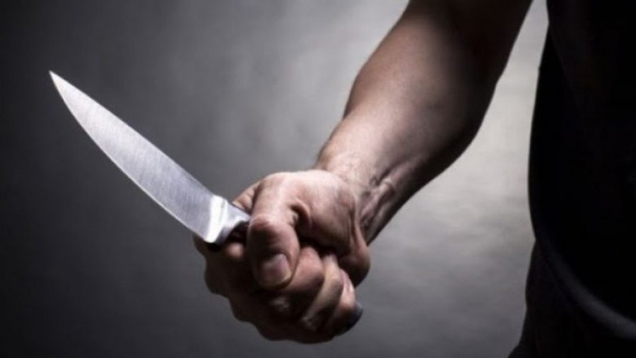 Sulmohet grupi prej 5 personash në Gjilan, theret me thikë një person