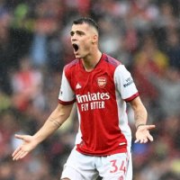 Legjendat angleze e kritikojnë Xhakën për deklaratat e rënda pas humbjes nga Newcastle