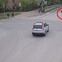 Aksident i tmerrshëm , vetura i shkel fëmijët në vijat e bardha