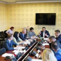Mosmarrëveshjet e para në Komisionin Hetimor për Energji, përplasen pozitë e opozitë në mbledhjen konstituive