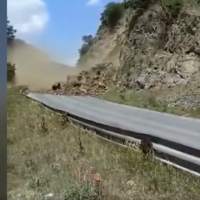 Nga shembja e gurëve bllokohet rruga që të çon në pikëkalimin kufitar të Bllacës