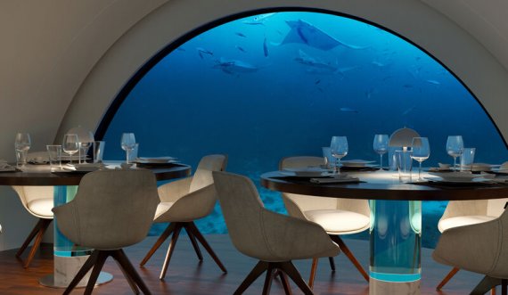 Një dasmë apo festë nën ujë?