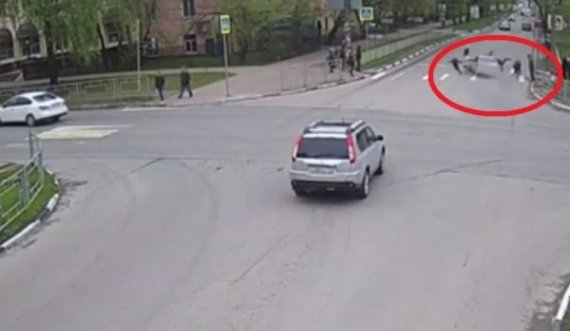Aksident i tmerrshëm , vetura i shkel fëmijët në vijat e bardha