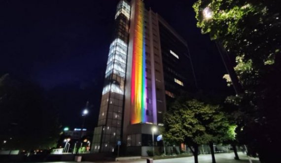 Qeveria e Kosovës ndriçohet me flamurin e LGBT-së