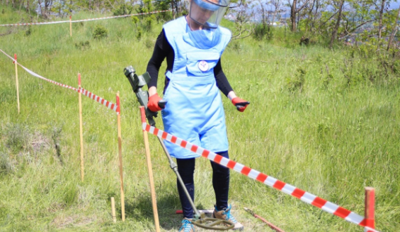 Media gjermane: Ekspertët e Kosovës mësojnë gratë ukrainase për asgjësimin e minave