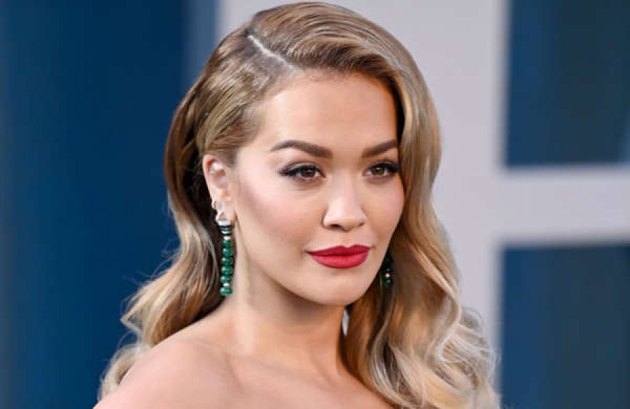 Rita Ora duket e mahnitshme, merr vëmendje me pozat atraktive